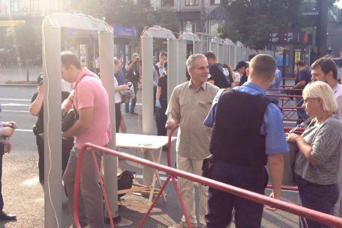 Из-за металлоискателей в центре Киева образовались очереди из офисных работников