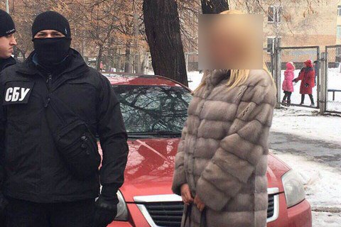 Слідчу київської поліції впіймали на хабарі 8 тис. доларів