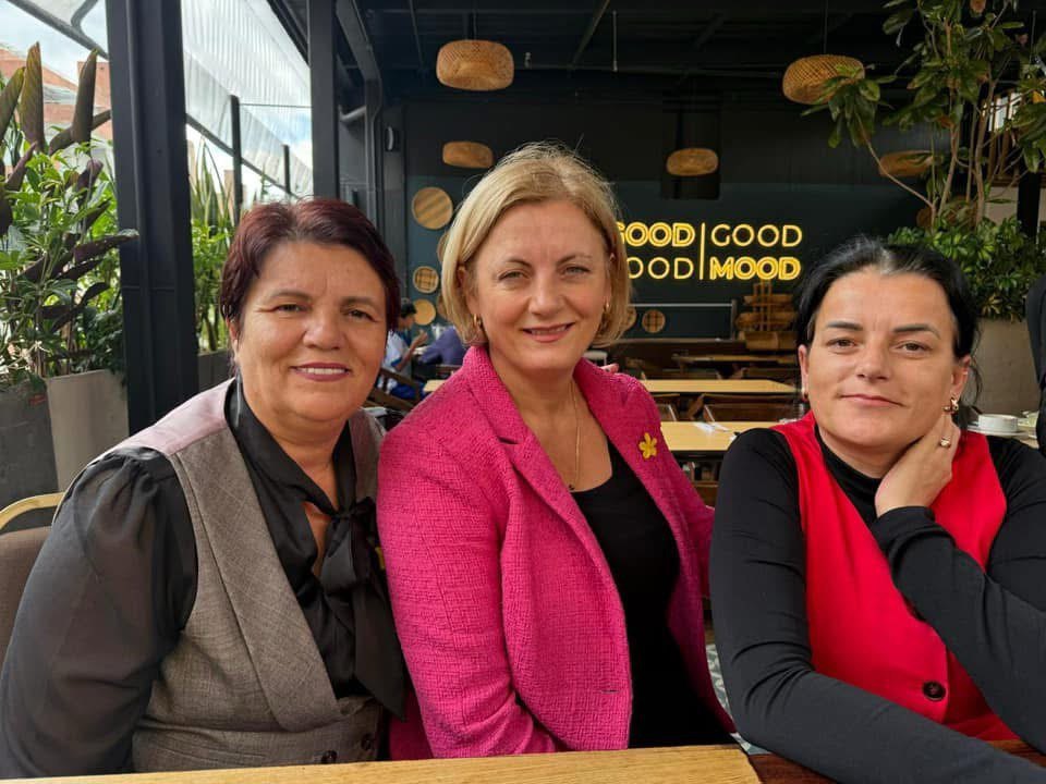 Феріде Рушіті ( в центрі) разом із Васфіє Краснічі-Гудман (праворуч) та Шюрєте Тахірі-Сулеймані (ліворуч), які
публічно розповіли свої історії, і які є героїнями для косівського суспільства.