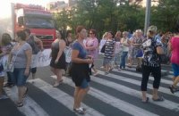 У Миколаєві міліція відтіснила родичів десантників, які заблокували міст (додано відео)