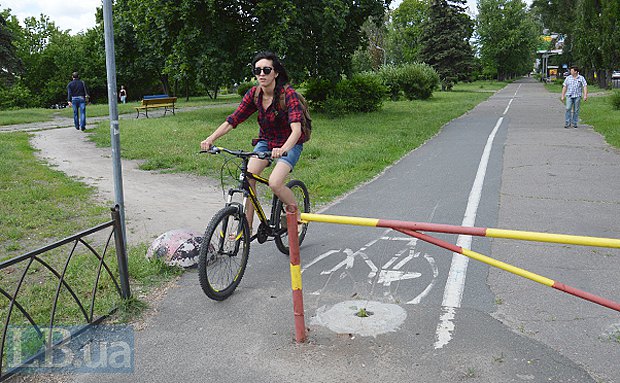 Велодоріжка на Русанівській набережній 