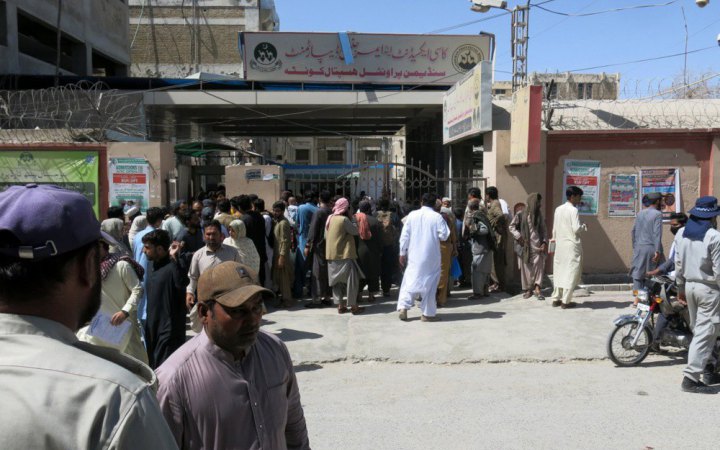 У Пакистані через напад смертника загинули щонайменше 10 людей