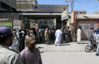 У Пакистані через напад смертника загинули щонайменше 10 людей