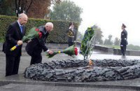 Азаров анонсировал открытие в Киеве памятников двум советским военачальникам