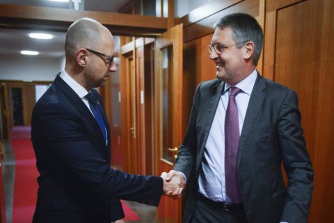 Яценюк у Берліні зустрівся з держсекретарем МЗС Німеччини