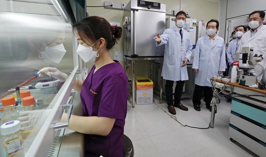Прем'єр-міністр Південної Кореї Чон Се Гюн (в центрі) ознайомлюється з процесом розробки вакцини від коронавірусу в Корейському
науково-дослідному інституті біології та біотехнологій у місті Теджон, 29 серпня 2020