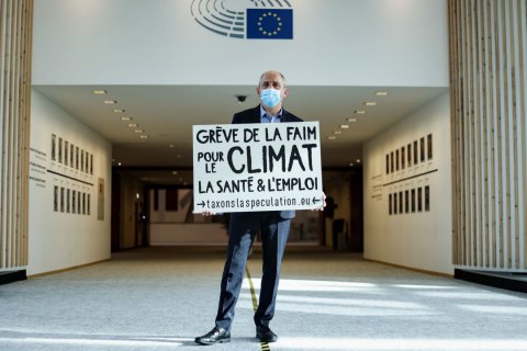 Депутат Европарламента объявил голодовку в знак протеста против бюджетного соглашения ЕС