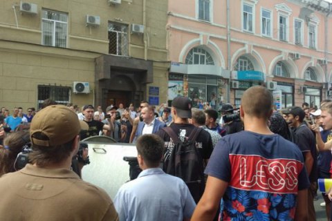 Заместителя Кернеса бросили в мусорный бак возле мэрии Харькова