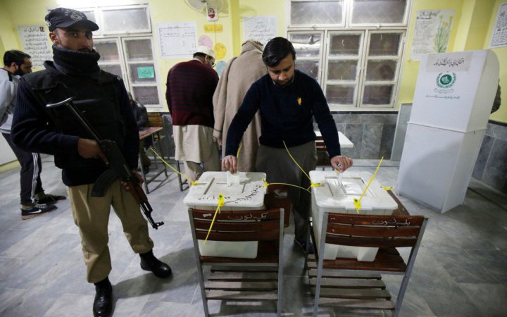 Пакистан закрив кордони і заблокував зв'язок через теракти напередодні виборів