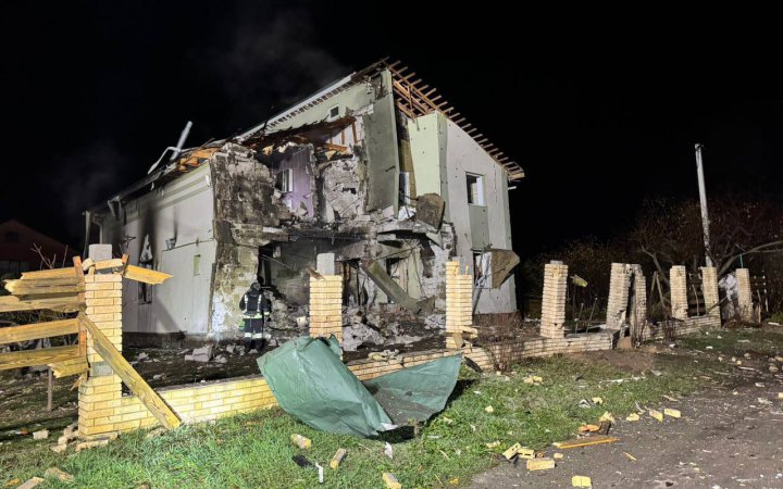 На Київщині через російські обстріли знищені авто та пошкоджені житлові будинки