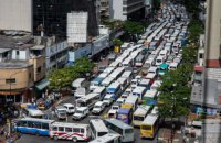 В Каракасе водители автобусов в ходе забастовки устроили огромную пробку