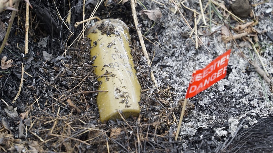 Протипіхотна міна на кладовищі в Балаклійській громаді, квітень 2024 року, Харківщина. 