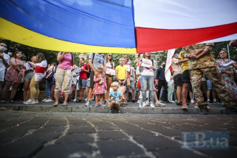 У Києві створили живий ланцюг на підтримку протестуючих у Білорусі