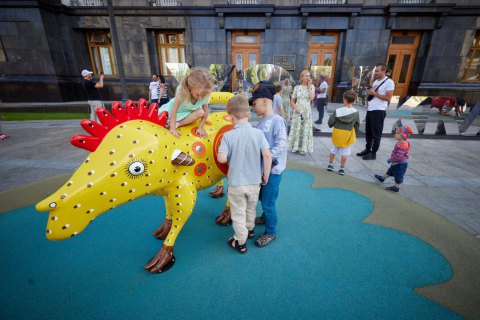 Біля Офісу президента відкрили арт-майданчик за мотивами картин Марії Приймаченко