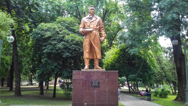 Пам'ятник Чкалову на вул. Гончара, 1 червня 2015 року.