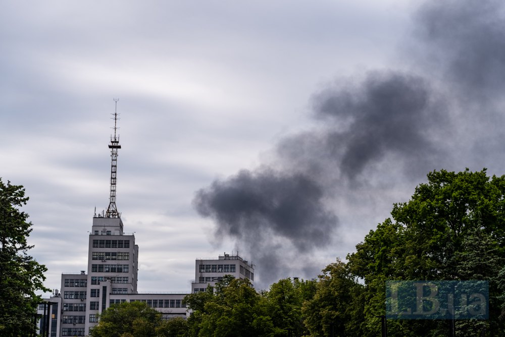 Дим у центрі міста пожежі після обстрілів Харкова 17 травня 2024