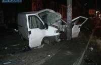 ДТП у Києві: мікроавтобус Fiat на великій швидкості вискочив на тротуар і врізався в стовп