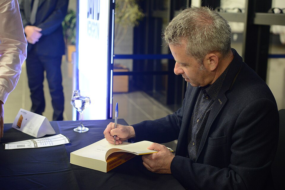 Девід Венґров підписує книгу в Порту-Алегрі, 2023