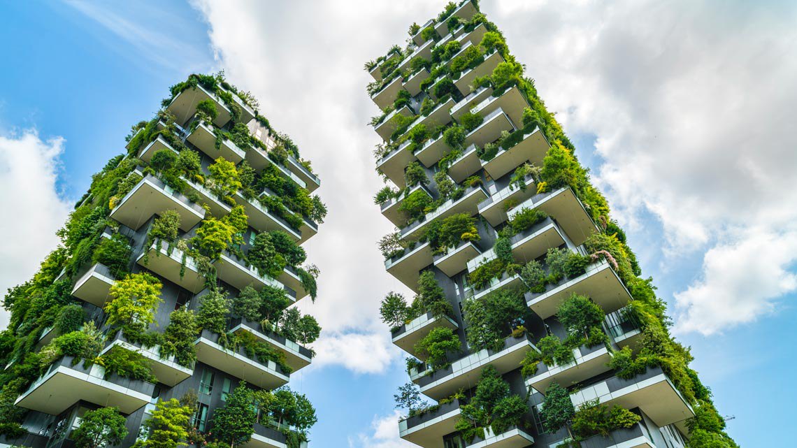 На хмарочосах <i>Bosco Verticale</i> (Вертикальний ліс), спроєктованих італійським архітектором Стефано Боері в Мілані, ростуть 900 дерев, 5000 кущів і 11 000 ґрунтопокривних рослин.