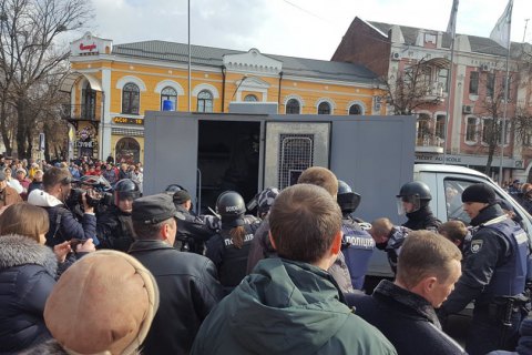 "Нацдружины" устроили потасовку возле предвыборного митинга Порошенко в Полтаве, есть задержанные
