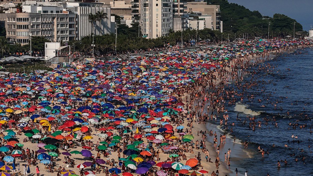Людний пляж Іпанема в Ріо-де-Жанейро, Бразилія, 17 березня 2024 р.