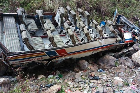 42 людини загинули після падіння автобуса в гірській місцевості Гімалаїв