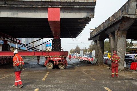 В Киеве на выходных перекроют движение на проспекте Победы из-за установки Шулявского моста 