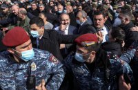 В Ереване протестующие заблокировали здание парламента 