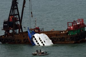 У берегов Гонконга столкнулись два судна, есть жертвы
