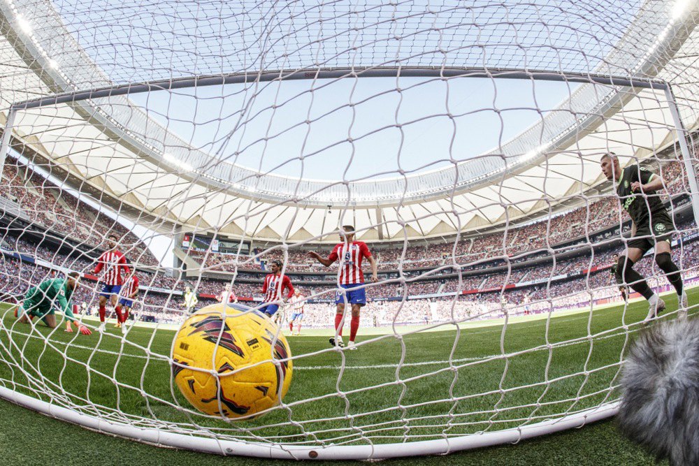 Артем Довбик (праворуч) забиває гол — 0:1 — під час матчу Ла Ліги між «Атлетіко Мадрид» і «Жироною», Мадрид, 13 квітня 2024 р.