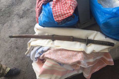 На в'їзді на окуповану частину Донбасу затримали чоловіка з мечем самурая