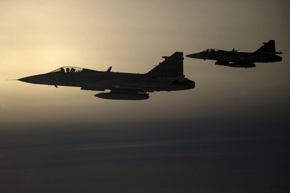 Два винищувачі JAS-39C Gripen Угорських сил оборони летять під час симуляції реагування на тривогу на авіабазі Шяуляй у рамках місії НАТО з патрулювання повітряного простору Балтії 12 листопада 2025