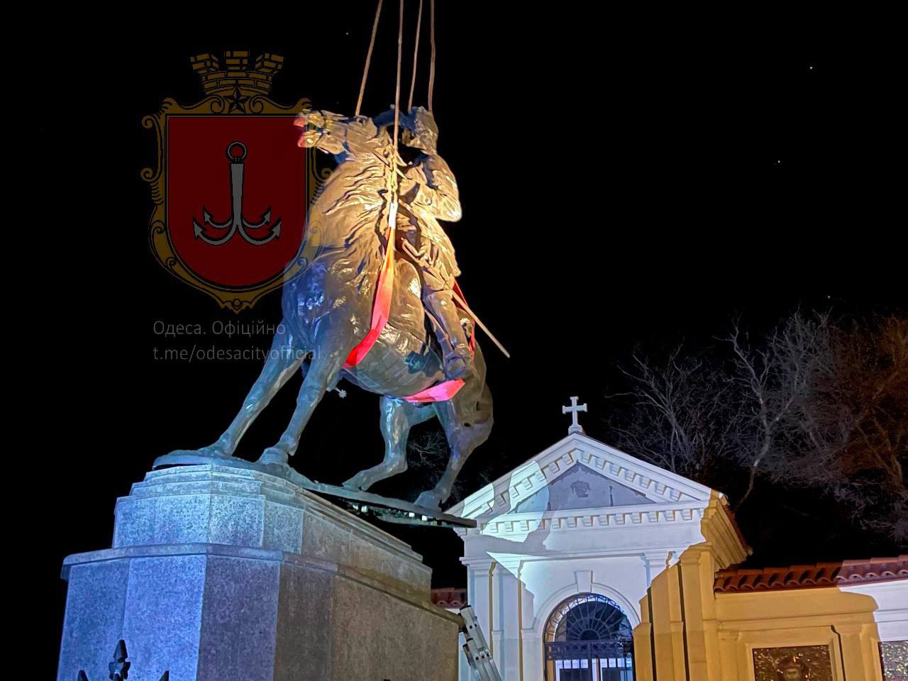 Демонтували пам'ятника полководцю Олександру Суворову в Одесі. 
