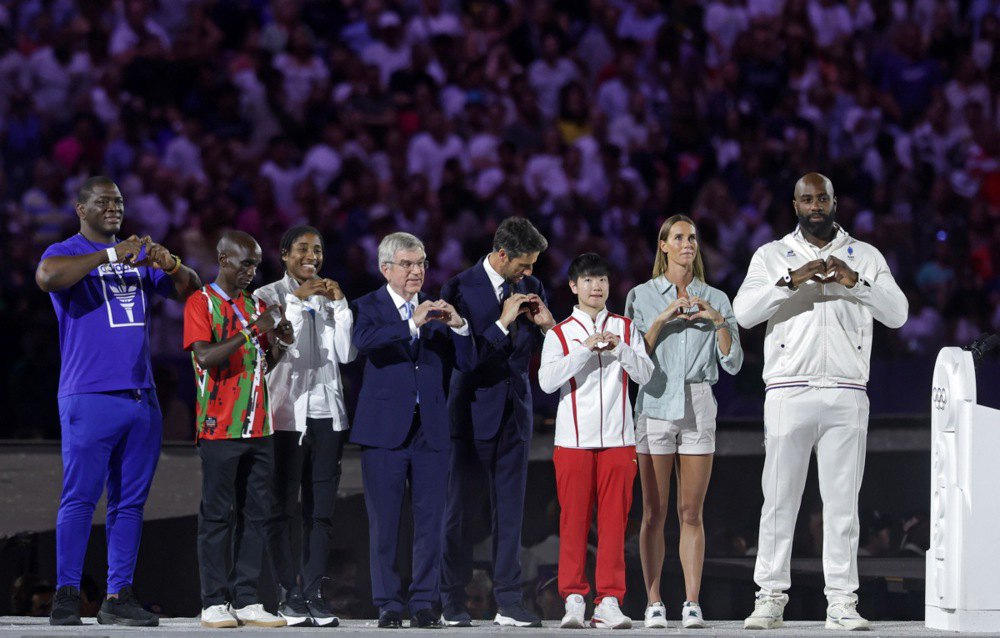  Президент МОК Томас Бах, президент паризьких Олімпійських ігор 2024 Тоні Естанге та спортсмени-представники кожного континенту під час передачі прапора на церемонії закриття Олімпійських ігор у Парижі 2024