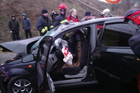 Фура не разминулась с легковым автомобилем в Киеве: пятеро пострадавших