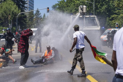 Швейцарская полиция применила газ и водометы на акции против президента Камеруна в Женеве