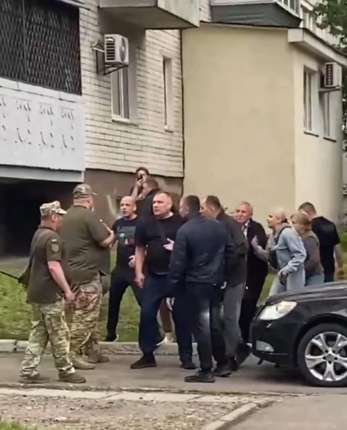 Поодинокі випадки трапляються: у м. Черкаси 9 жовтня суд засудив чотирьох осіб за перешкоджанні законній діяльності ЗСУ та насильстві щодо військовослужбовцями ТЦК та СП під час виконання ними обов’язків спільно з поліцією з оповіщення військовозобов’язаних