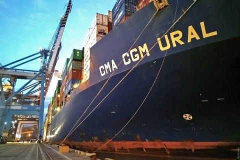 В Одессу прибыл 300-метровый контейнеровоз из Китая