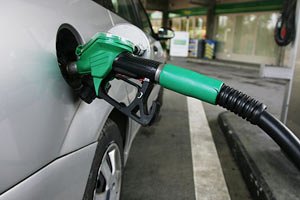 Падіння євро підвищує ціни на бензин у Європі