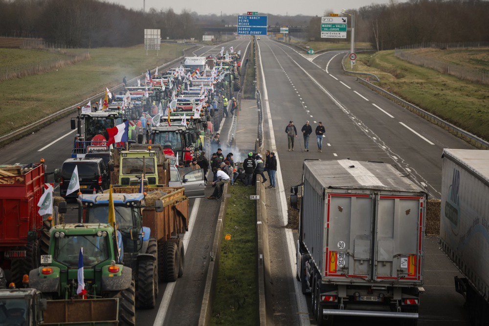 Фермери на тракторах блокують рух на автомагістралі в Жоссіньї, на схід від Парижа, 30 січня 2024 р.