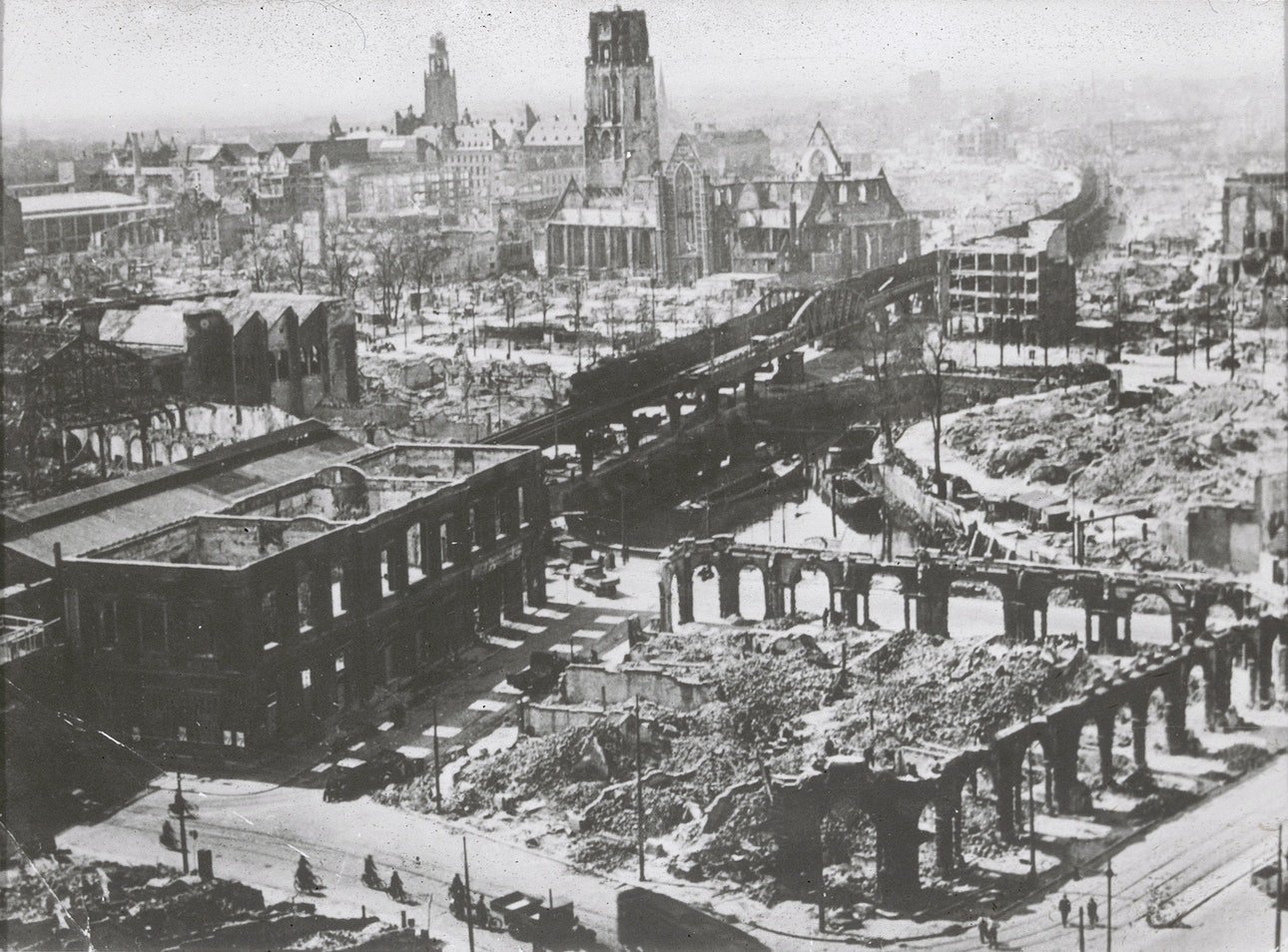 Центр міста одразу після бомбардування. 