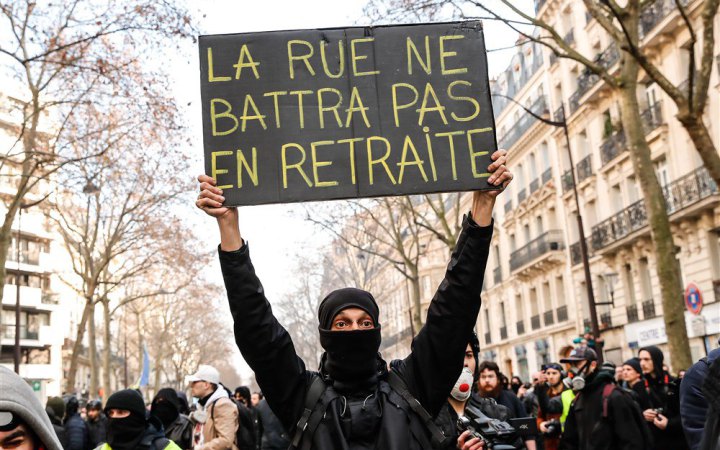 У Франції на мітинги проти пенсійної реформи вийшли сьогодні сотні тисяч людей