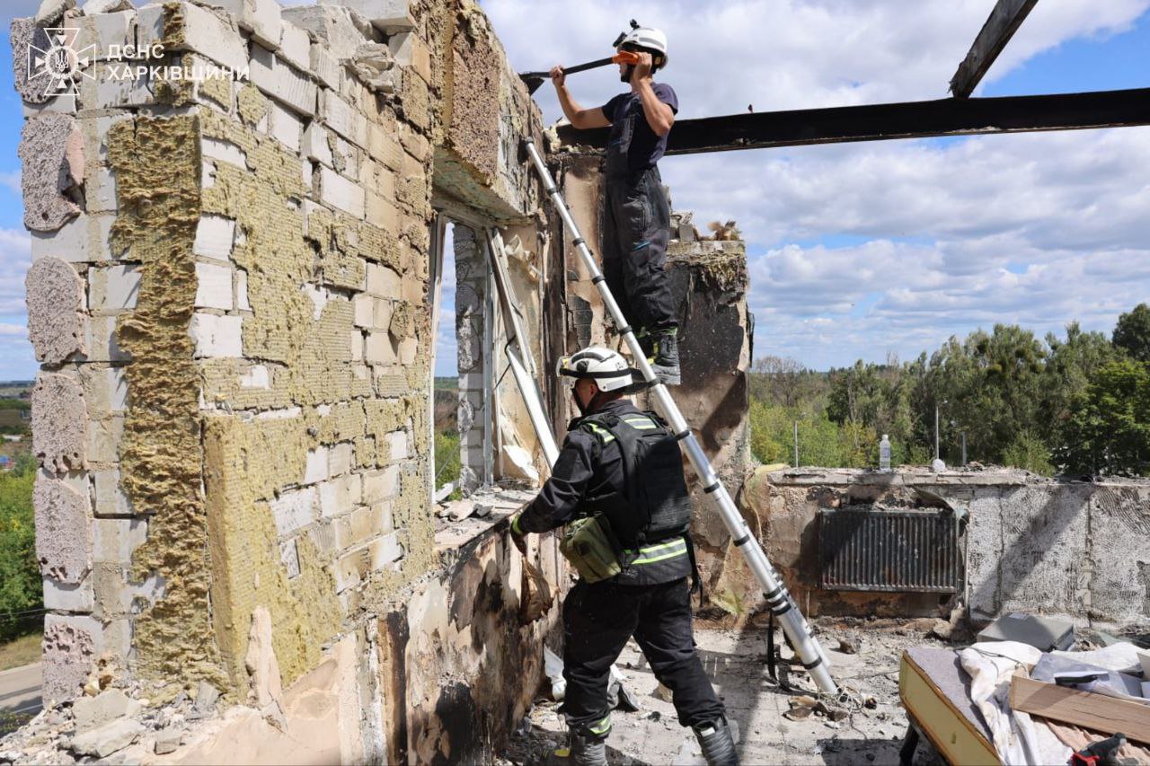рятувальники на місці обстрілу в Харкові