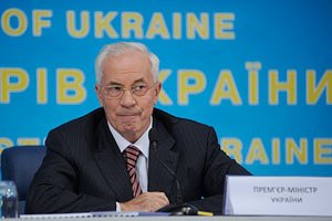 Азаров пообіцяв будівельникам роботи на десятиліття