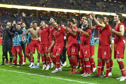 Перед матчем Евро-2020 Исландия – Турция разрастается скандал: в интервью капитана турков вместо микрофона подсунули щетку