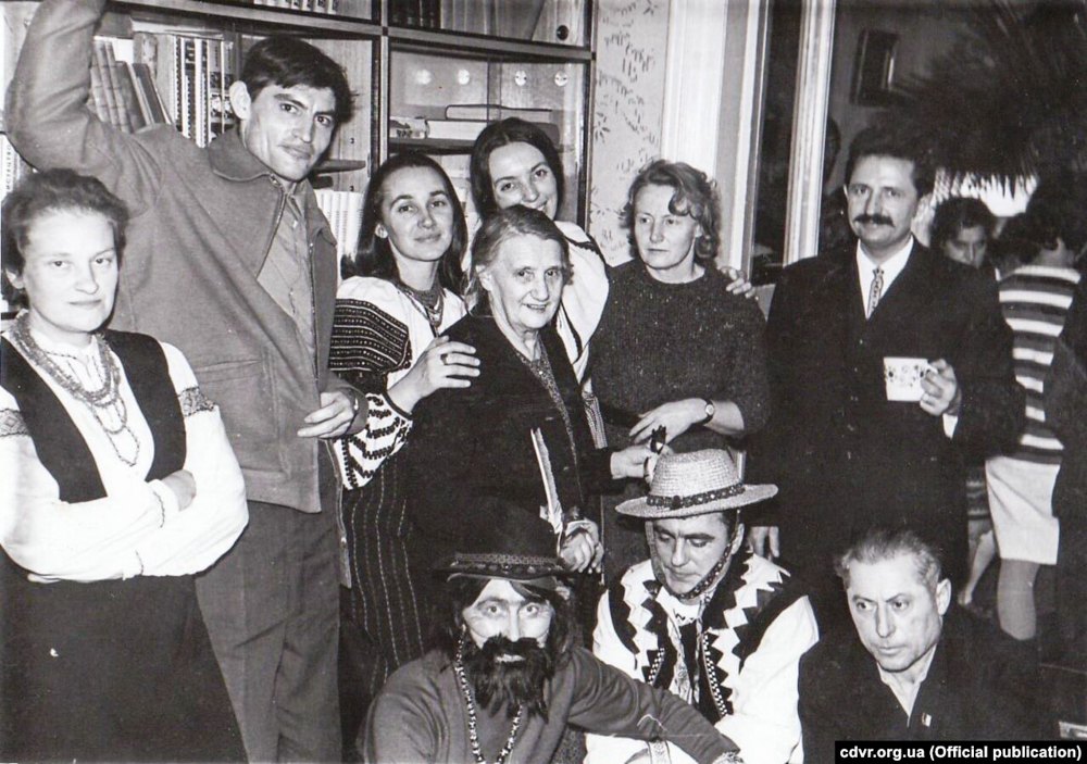 Учасники львівського вертепу 1972 року. Стоять зліва направо: Любомира Попадюк, Василь Стус, Олена Антонів,
Ірина Калинець, Марія й Ганна Садовські, Михайло Горинь. Сидять – Стефанія Шабатура («циган»), Мар’ян Гатало, Олександр Кузьменко.