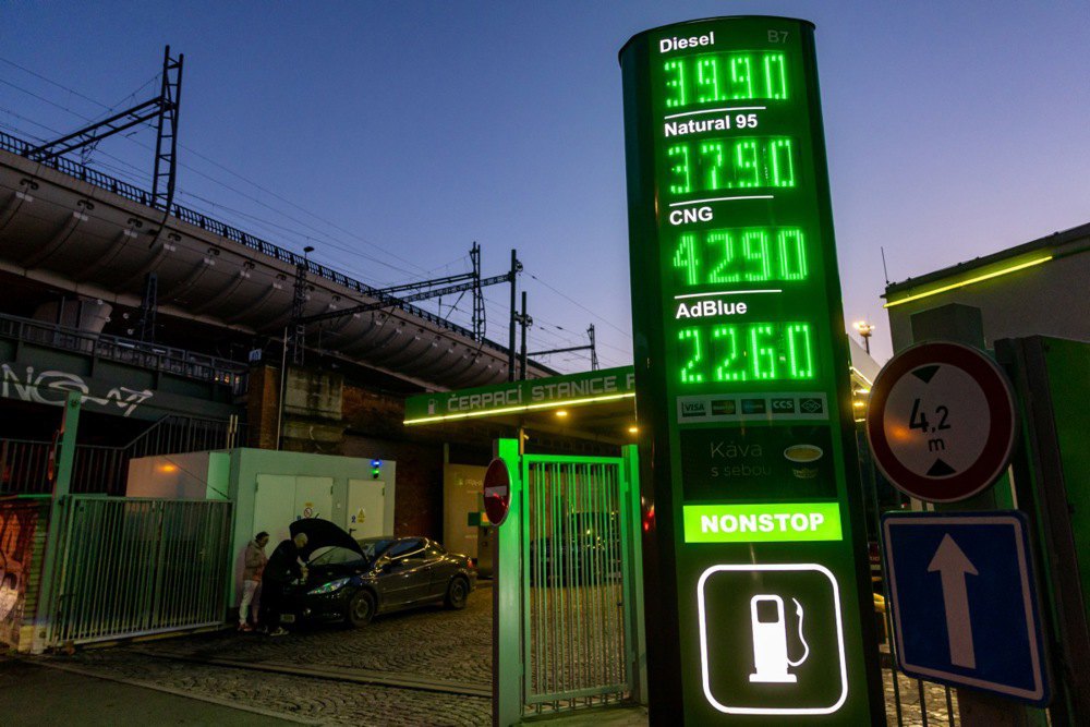 Ціни на пальне на заправці в Празі, 12 березня 2026 року. Ціни на пальне зросли в Чеській Республіці з початку військових ударів США та Ізраїлю по Ірану та атак у відповідь з боку Ірану.