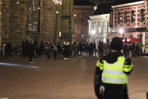 В Нидерландах во время "антикарантинных" протестов грабили магазины и жгли урны