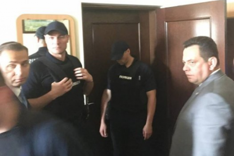 Три чиновника Луцкого горсовета и глава суда задержаны на взятке (обновлено)