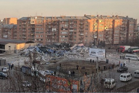 ​У Росії вибухом повністю зруйновано триповерховий торговий центр, охоронець вижив